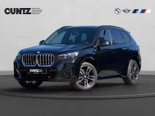 Schräge Frontansicht auf einen BMW X1 , freigestellt