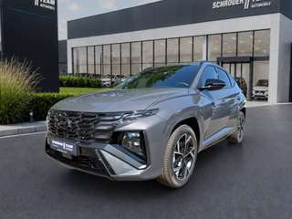 Schräge Frontansicht auf einen Hyundai Tucson , freigestellt