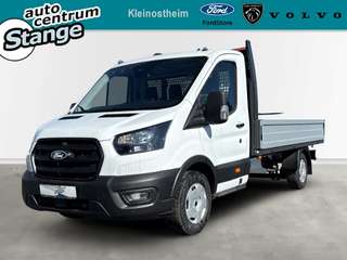 Schräge Frontansicht auf einen Ford Transit , freigestellt