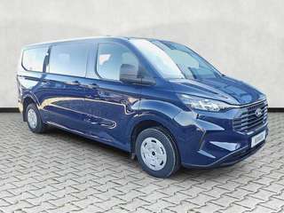 Schräge Frontansicht auf einen Ford Transit Custom , freigestellt