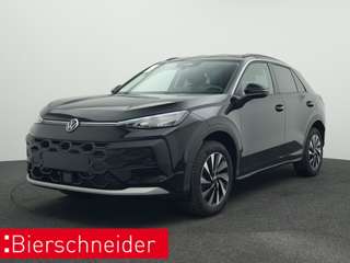 Schräge Frontansicht auf einen Volkswagen T-Roc , freigestellt