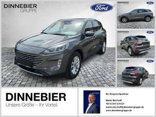 Schräge Frontansicht auf einen Ford Kuga , freigestellt
