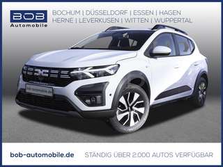 Schräge Frontansicht auf einen Dacia Sandero , freigestellt