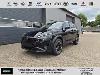 Schräge Frontansicht auf einen Nissan Qashqai , freigestellt