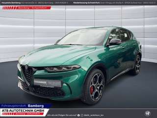 Schräge Frontansicht auf einen Alfa Romeo Tonale , freigestellt