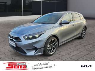 Schräge Frontansicht auf einen Kia cee'd , freigestellt
