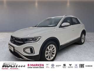 Schräge Frontansicht auf einen Volkswagen T-Roc , freigestellt