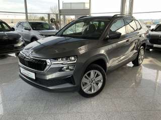 Schräge Frontansicht auf einen Skoda Karoq , freigestellt