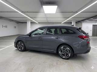 Schräge Frontansicht auf einen Hyundai i30 , freigestellt