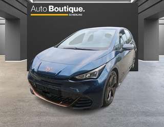 Schräge Frontansicht auf einen CUPRA Born , freigestellt