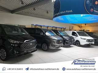 Schräge Frontansicht auf einen Ford Tourneo Custom , freigestellt