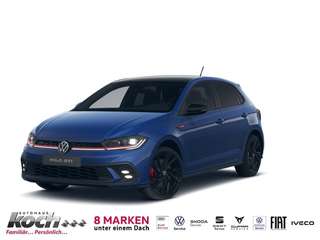 Schräge Frontansicht auf einen Volkswagen Polo , freigestellt