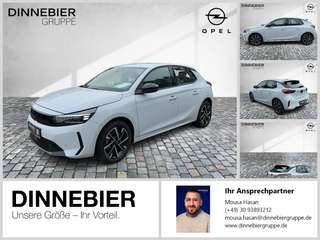 Schräge Frontansicht auf einen Opel Corsa , freigestellt