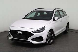 Schräge Frontansicht auf einen Hyundai i30 , freigestellt