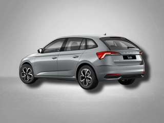 Schräge Frontansicht auf einen Skoda Scala , freigestellt