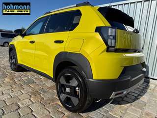 Schräge Frontansicht auf einen Fiat Grande Panda , freigestellt
