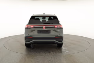 Schräge Frontansicht auf einen Volkswagen Tayron , freigestellt