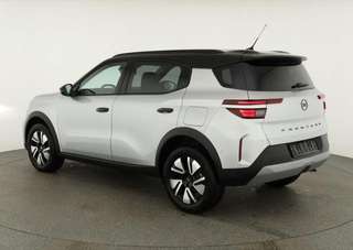 Schräge Frontansicht auf einen Opel Frontera , freigestellt