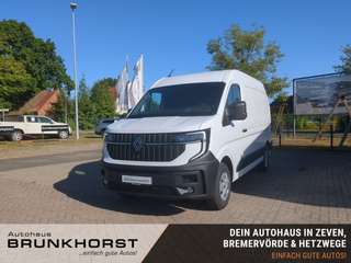 Schräge Frontansicht auf einen Renault Master , freigestellt