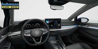 Schräge Frontansicht auf einen Volkswagen Golf , freigestellt