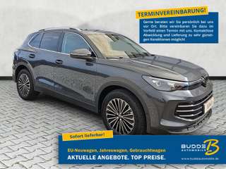 Schräge Frontansicht auf einen Volkswagen Tiguan , freigestellt