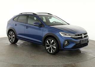 Schräge Frontansicht auf einen Volkswagen Taigo , freigestellt