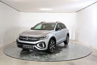 Schräge Frontansicht auf einen Volkswagen T-Roc , freigestellt