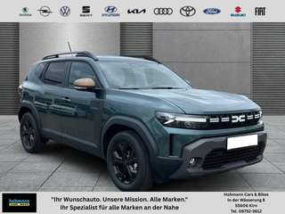 Schräge Frontansicht auf einen Dacia Duster , freigestellt
