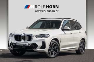Schräge Frontansicht auf einen BMW X3 , freigestellt