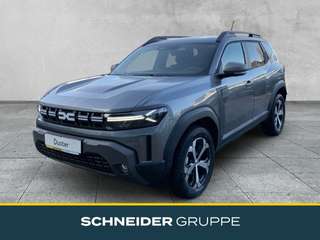 Schräge Frontansicht auf einen Dacia Duster , freigestellt