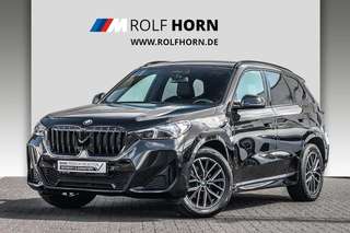 Schräge Frontansicht auf einen BMW X1 , freigestellt
