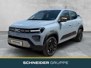 Schräge Frontansicht auf einen Dacia Spring , freigestellt