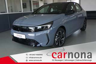 Schräge Frontansicht auf einen Opel Corsa , freigestellt