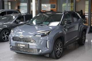 Schräge Frontansicht auf einen Toyota Yaris Cross , freigestellt