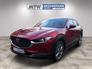 Schräge Frontansicht auf einen Mazda CX-30 , freigestellt