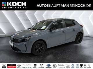 Schräge Frontansicht auf einen Opel Corsa , freigestellt