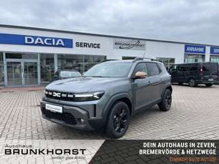 Schräge Frontansicht auf einen Dacia Duster , freigestellt