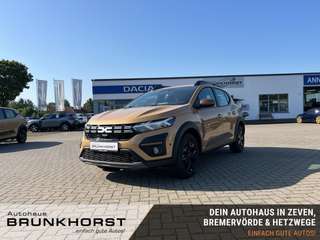 Schräge Frontansicht auf einen Dacia Sandero , freigestellt