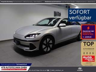 Schräge Frontansicht auf einen Hyundai IONIQ 6 , freigestellt