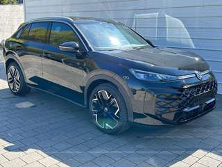 Schräge Frontansicht auf einen Volkswagen T-Roc , freigestellt