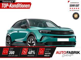 Schräge Frontansicht auf einen Opel Mokka , freigestellt