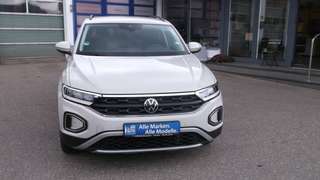 Schräge Frontansicht auf einen Volkswagen T-Roc , freigestellt