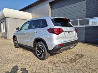 Schräge Frontansicht auf einen Suzuki Vitara , freigestellt