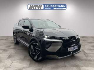 Schräge Frontansicht auf einen Mitsubishi Eclipse Cross , freigestellt