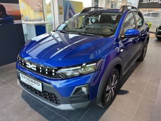 Schräge Frontansicht auf einen Dacia Sandero , freigestellt