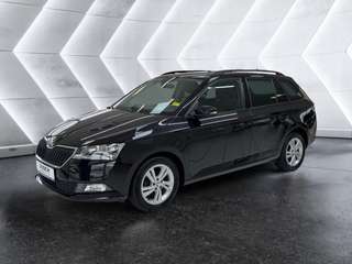 Schräge Frontansicht auf einen Skoda Fabia , freigestellt