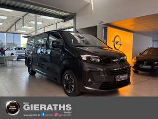 Schräge Frontansicht auf einen Opel Zafira , freigestellt