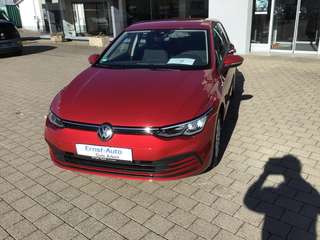 Schräge Frontansicht auf einen Volkswagen Golf , freigestellt