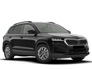 Schräge Frontansicht auf einen Skoda Karoq , freigestellt