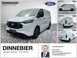 Schräge Frontansicht auf einen Ford Transit Custom , freigestellt